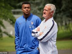 Francúzske superhviezdy pohltili v predvečer majstrovstiev sveta vo futbale nový rad so šéfmi – po tom, čo rodinám ponúkli „príliš málo“ lístkov v deň, keď sa fotili s Emmanuelom Macronom a jeho manželkou. V správe sa dodáva, že tím bol z rozhodnutia frustrovaný a pridelenie dvoch lístkov s možnosťou kúpiť si ďalších šesť lístkov sa považovalo za „príliš nízke“.