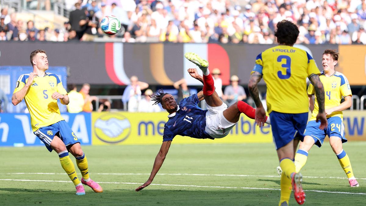 Francúzsko verzus Švédsko NAŽIVO - 32 aktualizácií kola Svetového pohára FIFA: Mbappe skóruje