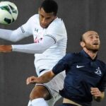 Jaba Dvali (R) z FC Dinamo Tbilisi súperí s Etiennom Capouem z FC Tottenham Hotspur počas futbalového zápasu kvalifikácie Európskej ligy UEFA medzi FC Dinamo Tbilisi a Tottenham Hotspur FC v Tbilisi 22. augusta 2013.