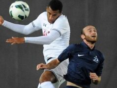 Futbalista, ktorý tvorí históriu, náhle zomrel vo veku 41 rokov, keď jeho kluby vzdávali dojemné pocty Jaba Dvali (R) z FC Dinamo Tbilisi súperí s Etiennom Capouem z FC Tottenham Hotspur počas futbalového zápasu kvalifikácie Európskej ligy UEFA medzi FC Dinamo Tbilisi a Tottenham Hotspur FC v Tbilisi 22. augusta 2013.