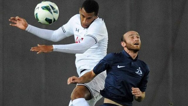 Futbalista, ktorý tvorí históriu, náhle zomrel vo veku 41 rokov, Jaba Dvali (R) z FC Dinamo Tbilisi súperí s Etiennom Capouem z FC Tottenham Hotspur počas futbalového zápasu kvalifikácie Európskej ligy UEFA medzi FC Dinamo Tbilisi a Tottenham Hotspur FC v Tbilisi 22. augusta 2013.