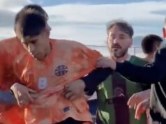 Futbalista udiera do rozhodcu päsťami a kopancami po červenej karte ako hráč, ktorému hrozí doživotný zákaz činnosti Enrique Rivas bol po jeho zlomyseľnom útoku na rozhodcu odvlečený, ale ešte neskončil