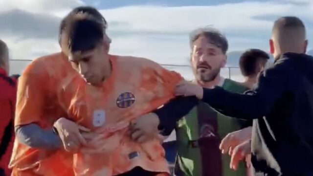 Futbalista udiera do rozhodcu päsťami a kopancami po červenej karte Enrique Rivas bol po jeho zlomyseľnom útoku na rozhodcu odvlečený, ale ešte neskončil