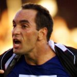 Brazílsky hráč Edmundo vyzýva francúzskeho kapitána Didiera Deschampsa o loptu na finále MS 1998 v Paríži