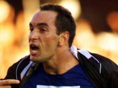 Futbalový blázon ‚The Animal‘ sa opičil, zabil troch ľudí a ponížil Man Utd Brazílsky hráč Edmundo vyzýva francúzskeho kapitána Didiera Deschampsa o loptu na finále MS 1998 v Paríži