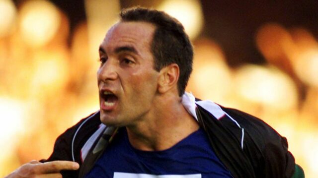 Brazílsky hráč Edmundo vyzýva francúzskeho kapitána Didiera Deschampsa o loptu na finále MS 1998 v Paríži