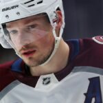 11. mája 2026; Saint Paul, Minnesota, USA; Obranca Colorada Avalanche Cale Makar (8) sleduje druhú tretinu štvrtého zápasu druhého kola play-off o Stanley Cup 2026 proti Minnesote Wild v Grand Casino Arena. Povinný kredit: Matt Krohn-Imagn Images