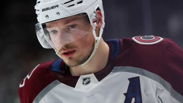11. mája 2026; Saint Paul, Minnesota, USA; Obranca Colorada Avalanche Cale Makar (8) sleduje druhú tretinu štvrtého zápasu druhého kola play-off o Stanley Cup 2026 proti Minnesote Wild v Grand Casino Arena. Povinný kredit: Matt Krohn-Imagn Images