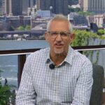 Lineker vtipne uviedol reláciu, ako to zvykol ako moderátor na BBC, predtým, ako sa do toho vložila moderátorka Laura Woods a povedala mu, že je to jej práca.