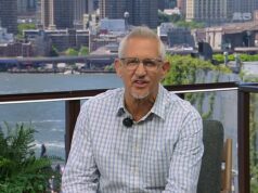 Gary Lineker si robí srandu pri výstupe z BBC vo veselom šokujúcom vystúpení na ITV – a vrhne sa na Beebovu „prácu z domova“ Svetový pohár Lineker vtipne uviedol reláciu, ako to zvykol ako moderátor na BBC, predtým, ako sa do toho vložila moderátorka Laura Woods a povedala mu, že je to jej práca.