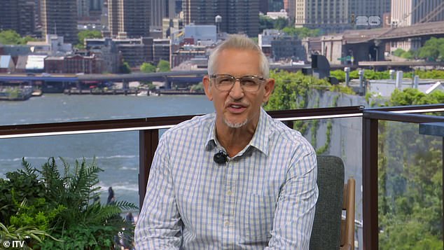 Lineker vtipne uviedol reláciu, ako to zvykol ako moderátor na BBC, predtým, ako sa do toho vložila moderátorka Laura Woods a povedala mu, že je to jej práca.