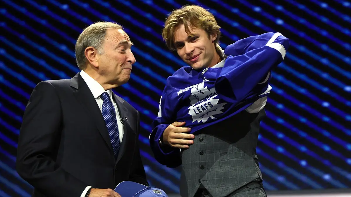 Gary Bettman a Gavin McKenna