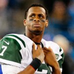 Geno Smith z New York Jets sleduje výsledkovú tabuľu na štadióne Bank of America.
