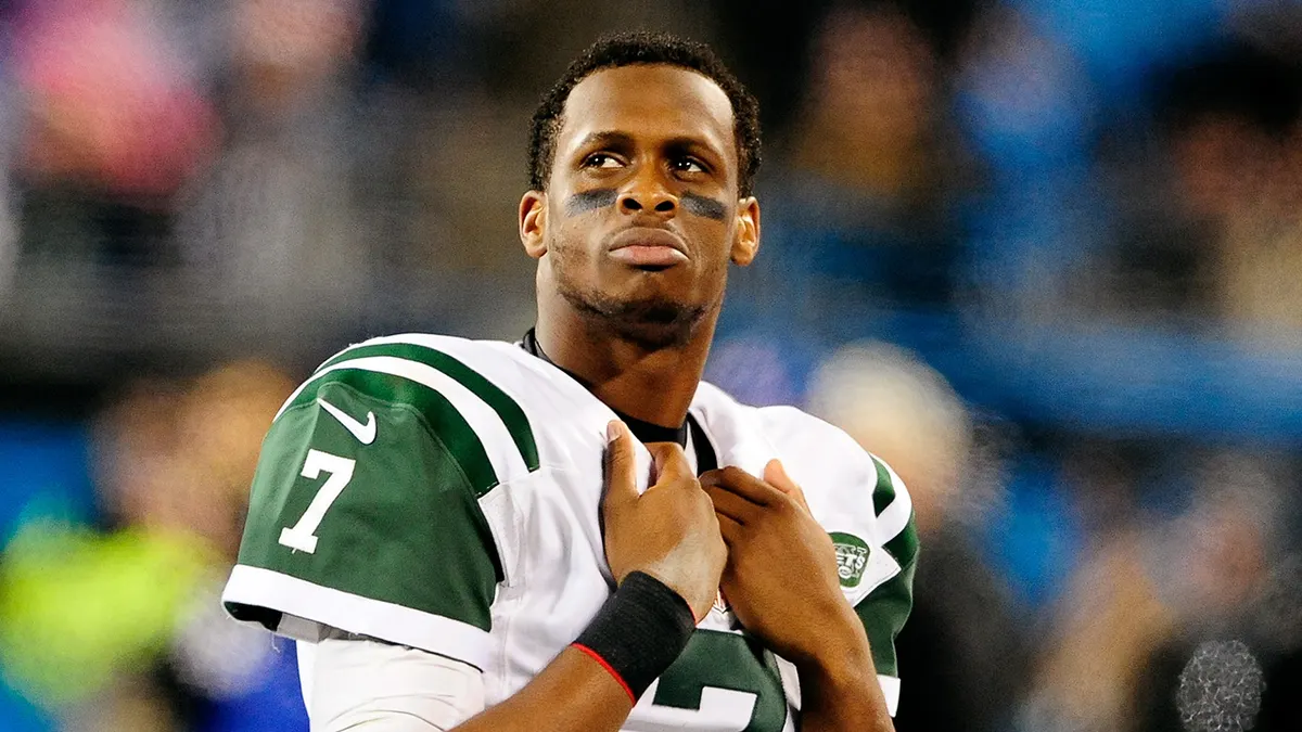 Geno Smith z New York Jets sleduje výsledkovú tabuľu na štadióne Bank of America.
