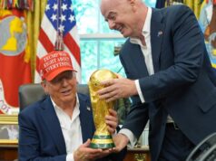 Gianni Infantino urobil z FIFA hanbu, keď sa majstrovstvá sveta zmenili na „chaos“ Rozhodca Omar Artan, stred, ktorému bol zamietnutý vstup do Spojených štátov, je vítaný priaznivcami po jeho príchode do somálskeho Mogadiša, v stredu 10.
