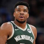 Giannis Antetokounmpo sa pozerá počas basketbalového zápasu na Fiserv Forum v Milwaukee