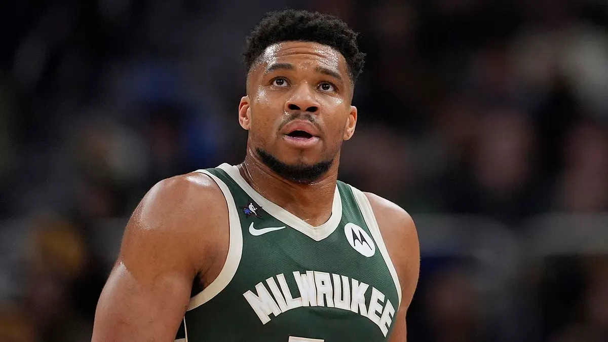 Giannis Antetokounmpo sa pozerá počas basketbalového zápasu na Fiserv Forum v Milwaukee