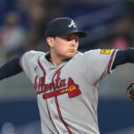 18. mája 2026; Miami, Florida, USA; Štartujúci nadhadzovač Atlanta Braves Jr. Ritchie (60) predvedie ihrisko proti Miami Marlins počas prvej zmeny v loanDepot Park. Povinný kredit: Sam Navarro-Imagn Images