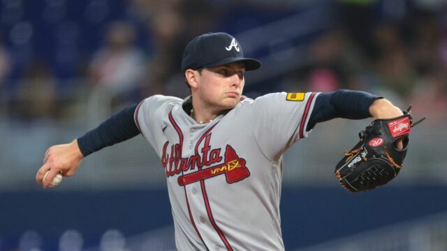 18. mája 2026; Miami, Florida, USA; Štartujúci nadhadzovač Atlanta Braves Jr. Ritchie (60) predvedie ihrisko proti Miami Marlins počas prvej zmeny v loanDepot Park. Povinný kredit: Sam Navarro-Imagn Images
