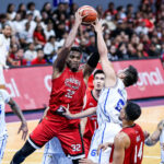 Justin Brownlee z Barangay Ginebra Gin Kings proti obrancom TNT Tropang 5G počas 7. hry finále PBA Commissioner's Cup 2026 v Mall of Asia Arena