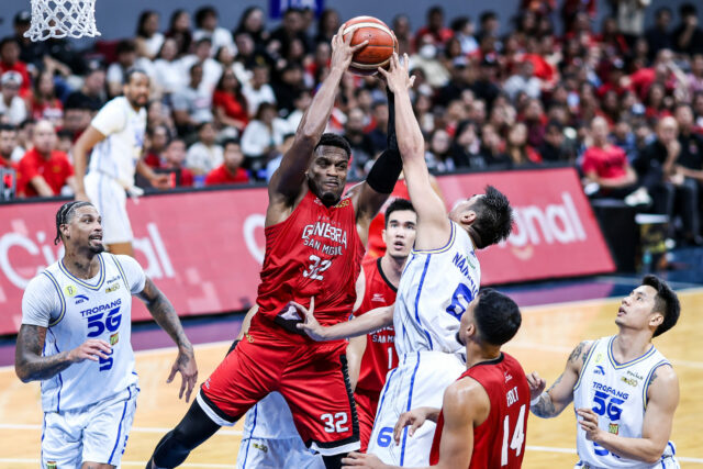 Justin Brownlee z Barangay Ginebra Gin Kings proti obrancom TNT Tropang 5G počas 7. hry finále PBA Commissioner's Cup 2026 v Mall of Asia Arena