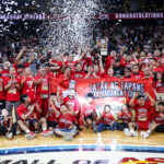 Barangay Ginebra Gin Kings oslavuje po víťazstve nad TNT Tropang 5G a víťazstve vo finále PBA Commissioner's Cup 2026.