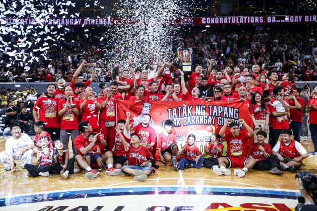 Barangay Ginebra Gin Kings oslavuje po víťazstve nad TNT Tropang 5G a víťazstve vo finále PBA Commissioner's Cup 2026. 