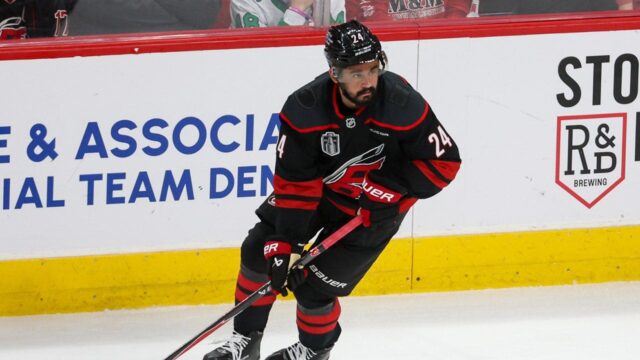 Gól v presilovej hre Setha Jarvisa OT pozdvihol Hurricanes za Golden Knights
