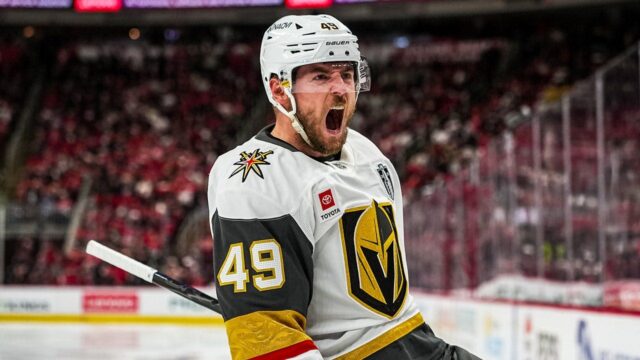 Golden Knights vymazali manko 2:0 a zdolali Hurricanes 5:4 v prvom zápase
