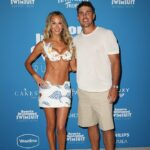 Golfová hviezda Brooks Koepka oslávila svoju manželku, modelku plaviek Jenu Sims, na dráhe