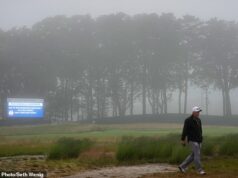 Golfové hviezdy sa ponáhľajú späť do klubovne, pretože US Open je POZASTAVENÉ len niekoľko minút po začiatku hry Golfové hviezdy sa ponáhľajú späť do klubovne, pretože US Open je POZASTAVENÉ len niekoľko minút po začiatku hry