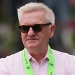 Komentátor Golf Channel Eamon Lynch sa pozerá na golfový turnaj v Oakmont Country Club