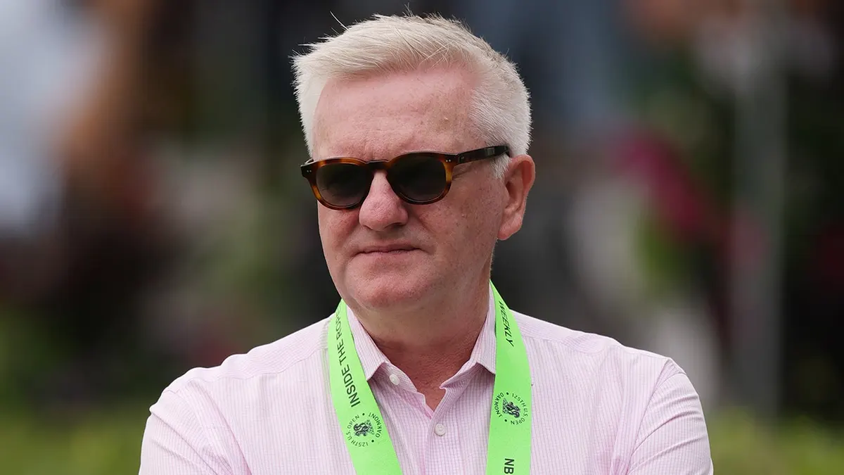 Komentátor Golf Channel Eamon Lynch sa pozerá na golfový turnaj v Oakmont Country Club