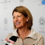 1. mája 2024; Columbus, OH, USA; Ocenenie pamätného turnaja v roku 2024 Juli Inkster hovorí s médiami po obede legiend Memorial Tournament v Ohio Union.