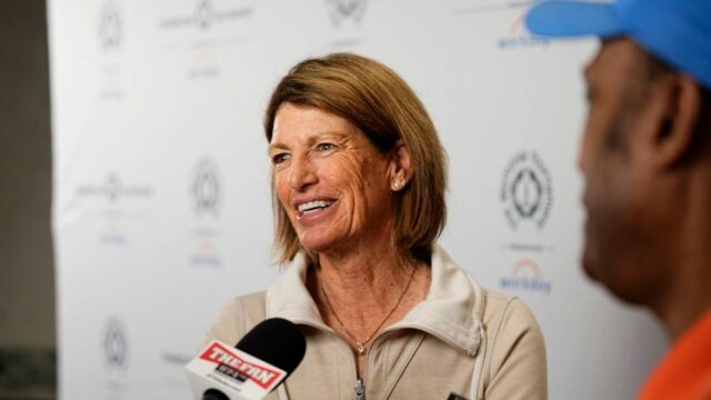 1. mája 2024; Columbus, OH, USA; Ocenenie pamätného turnaja v roku 2024 Juli Inkster hovorí s médiami po obede legiend Memorial Tournament v Ohio Union.