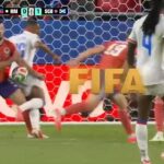 Strela Bellegardeho v Bostone trafila do natiahnutej ruky Granta Hanleyho