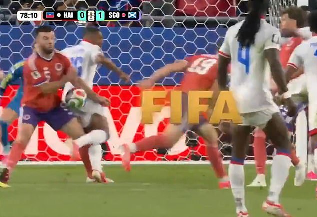 Haiti je rozzúrené po tom, čo VAR ignoruje DVE hádzanárske Strela Bellegardeho v Bostone trafila do natiahnutej ruky Granta Hanleyho