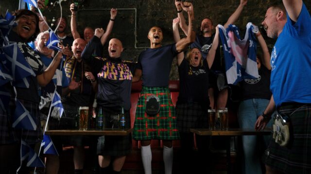 Hampden Roar od Tartan Army sa zmenil na jedinečný kilt Rev Tartanovej armády bol prerobený do kiltu