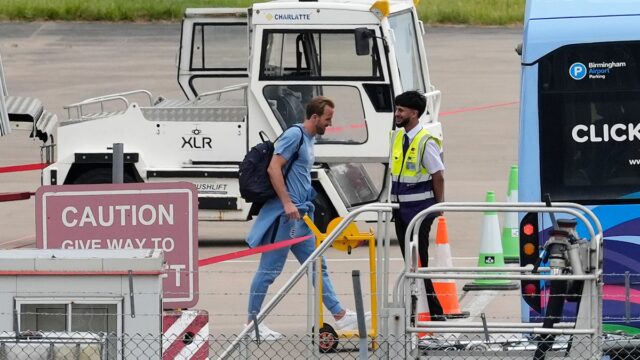 Angličan Harry Kane sa pripravuje nastúpiť do lietadla na letisku v Birminghame pred odletom tímu do Spojených štátov.