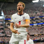 Angličan Harry Kane (9) oslavuje po strelení gólu počas futbalového zápasu L-skupiny majstrovstiev sveta medzi Anglickom a Chorvátskom v texaskom Arlingtone neďaleko Dallasu, v stredu 17. júna 2026.