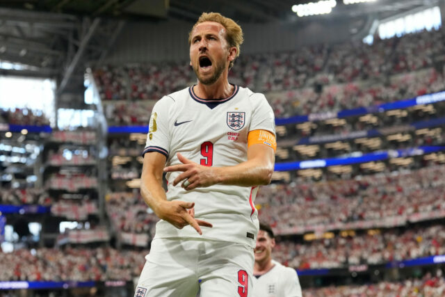 Angličan Harry Kane (9) oslavuje po strelení gólu počas futbalového zápasu L-skupiny majstrovstiev sveta medzi Anglickom a Chorvátskom v texaskom Arlingtone neďaleko Dallasu, v stredu 17. júna 2026. 
