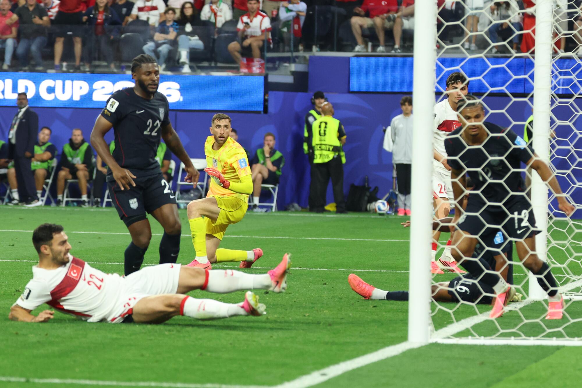 Turecký Kaan Ayhan strelil víťazný gól v nadstavenom čase, čím poslal USA vo štvrtok na MS do prehry 3:2.