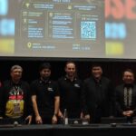 Svetová dvojka Hikaru Nakamura (tretí zľava) počas tlačovej konferencie pred šampionátom WR Bughouse.