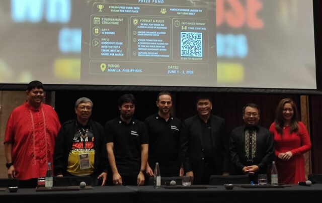 Svetová dvojka Hikaru Nakamura (tretí zľava) počas tlačovej konferencie pred šampionátom WR Bughouse. 