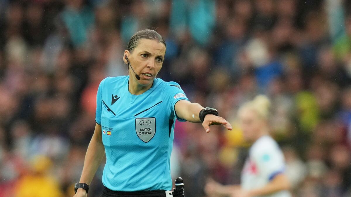 Historická rozhodkyňa majstrovstiev sveta Stéphanie Frappart sa pripojila k tímu UEFA