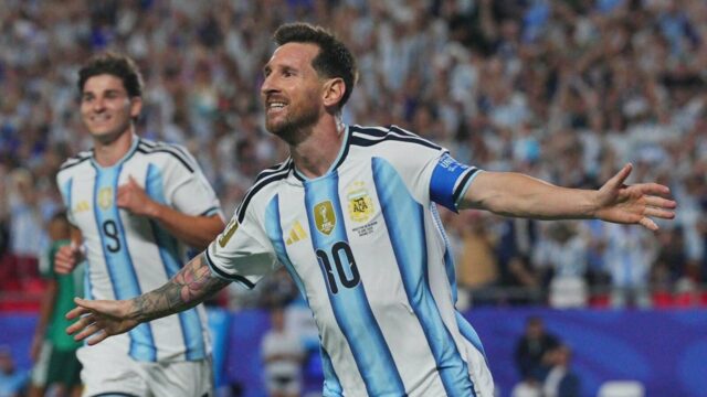 Historický hetrik Lionela Messiho preniesol Argentínu cez Alžírsko

