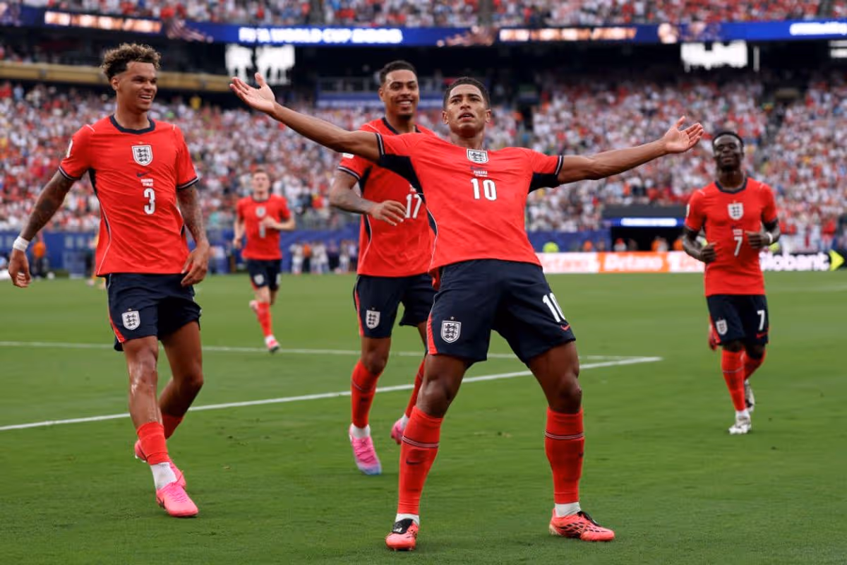 Jude Bellingham oslavuje po strele Anglicka do vedenia