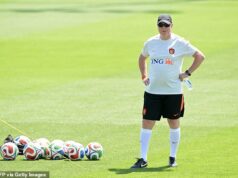 Holandsko Ronalda Koemana sužujú zranenia a chýba mu vkus a vynaliezavosť ich predchodcov z Total Football… no práve preto zostávajú čiernymi koňmi majstrovstiev sveta, píše CHRIS WHEELER Holandská futbalová federácia stanovila postup do semifinále za minimálnu požiadavku pre tím Ronalda Koemana – a aj to je pre tento tím ako natiahnutie pred dnešným otváracím zápasom skupiny F proti Japonsku v Dallase.