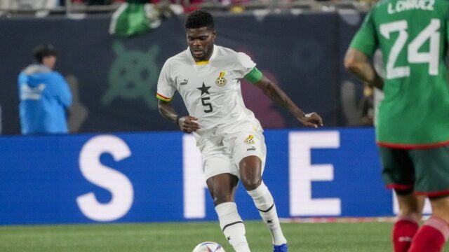 Hráč Ghany, ktorý čelí obvineniu zo znásilnenia, odmietol vstup do 14. októbra 2023; Charlotte, NC, USA; Stredopoliar Ghany Thomas Partey (5) dribloval proti Mexiku počas prvého polčasu na Bank of America Stadium. Povinný kredit: Jim Dedmon-Imagn Images