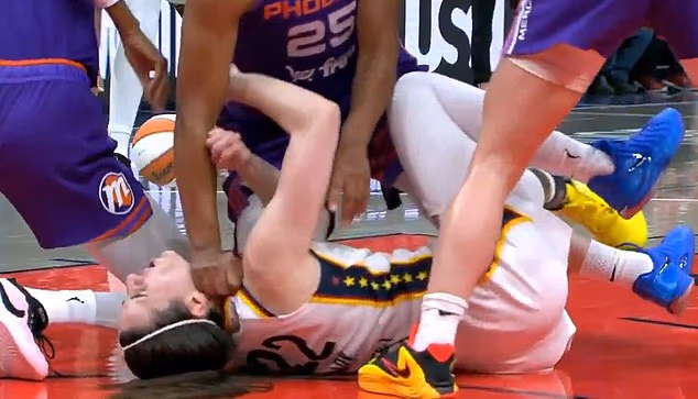 Zdá sa, že Alyssa Thomas počas svojho stredajšieho zápasu udrel Caitlin Clark do krku